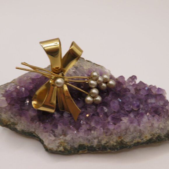 Coro Gold Tone Bow Brooch with Faux Pearls - Picture 2 of 7